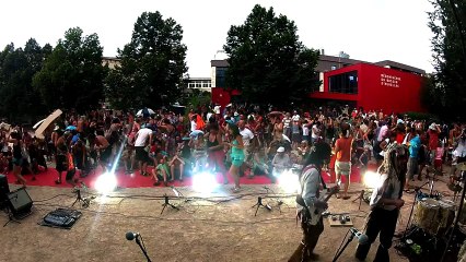 ... Et Paotow se mit a chanter ... le Retour du Grand Renard Blanc / Aurillac 2012 / averse de grêles