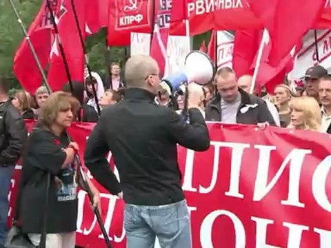 Des milliers de Russes manifestent encore contre Poutine