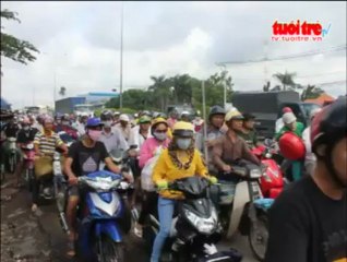 Xe tải nổ bánh, 2 xe máy bị vạ lây