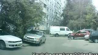 Femme vs Parking / Woman trying to park her car / Девушка паркуется