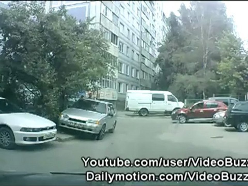 Femme vs Parking / Woman trying to park her car / Девушка паркуется