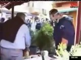 Polis yemeğini yiyen bir vatandaşa tokat atıyor