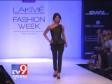 Tv9 Gujarat - Exotic Priyanka Chopra walks the ramp at Lakme Fashion week 2013