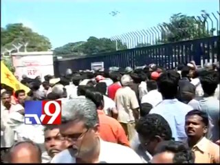 Chandrababu Naidu consoles HPCL Victims at Vizag