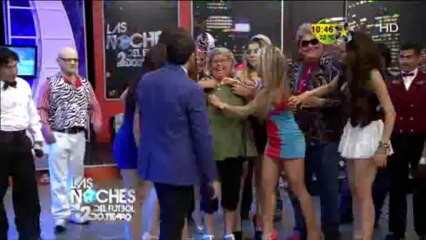 Ernesto chavana invita al público a participar