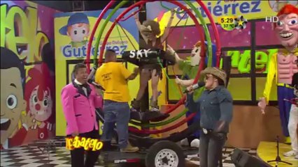 Promo Flores hace hablar a cavernícolas en Acábatelo