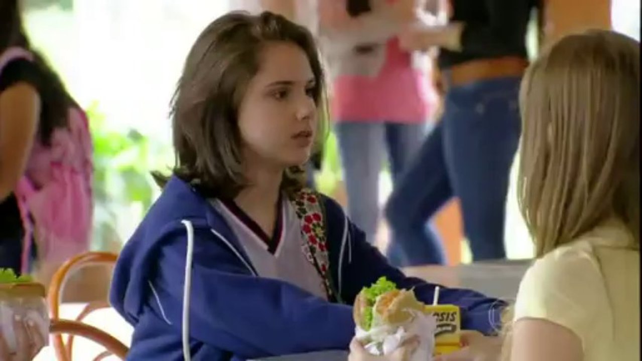 Giovana garante a Guilherme e Clara que cantará no sarau