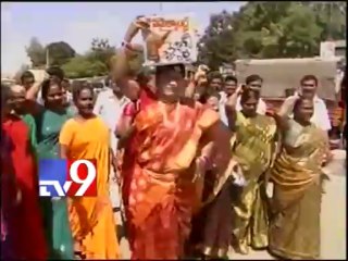 Bangi Anantaiah get up like a lady in Samaikyandhra agitations