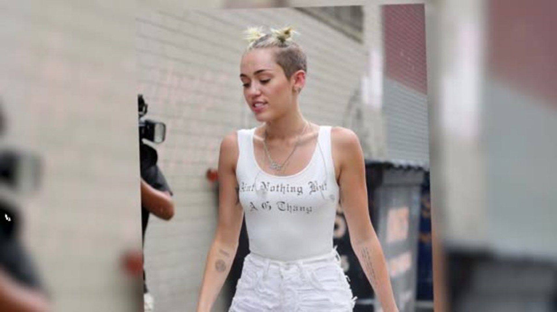Vemos a Miley Cyrus de blanco y con colitas bajo la lluvia