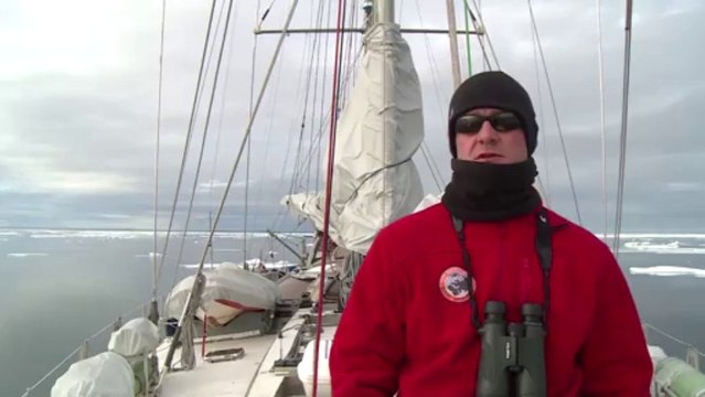 Yohann Mucherie nous évoque avec enthousiasme cette seconde journée de navigation dans le détroit de Vilkitsky © A.Deniaud/francetv nouvelles écritures/Thalassa/Tara Expéditions