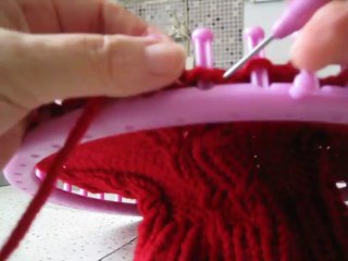 faire une torsade sur le tricotin géant