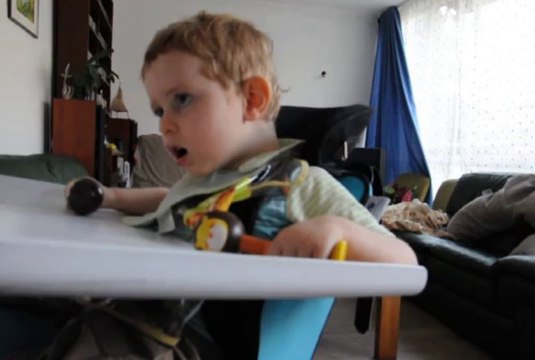 Augustin joue des maracas