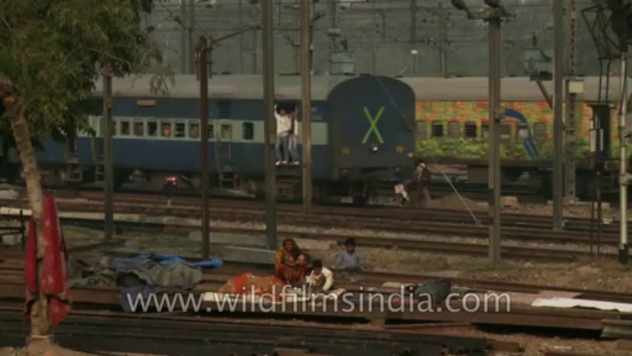 Nizamudin-Railway track-Train-2