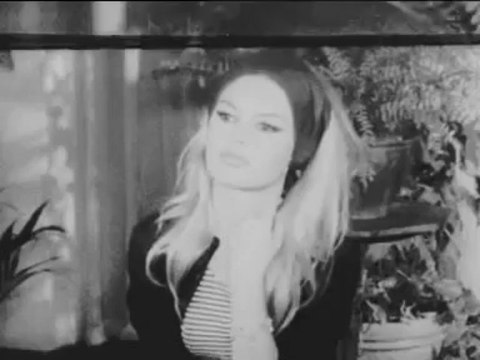 - Brigitte Bardot en 1963 s'en prend aux paparazzis