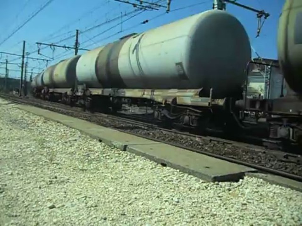 Train hydrocarbures sort du triage de Sibelin (69)