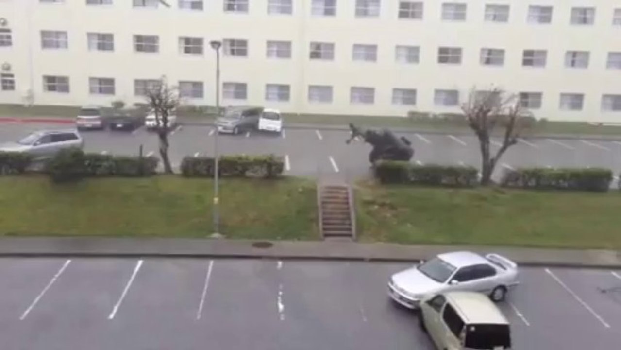 Fuerte viento se lleva un auto que estaba estacionado