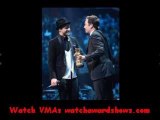MTV VMA 2013 Jimmy Fallon moves in to hug his buddy Justin Timberlake VMA 2013