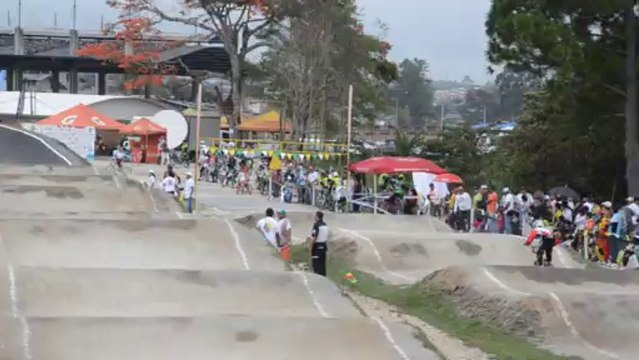 Junior. 0130 8 y 9 Valida Nacional de Bicicross 2013 Fuerte caida de piloto bmx