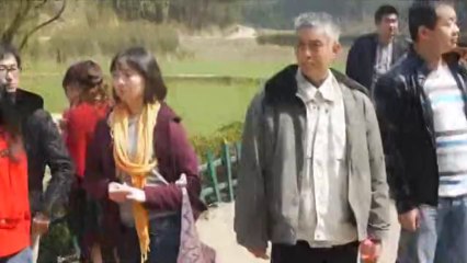 Les touristes se font prendre en photo devant  la maison natale de Mao à Shaoshan