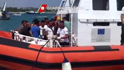 Tải video: Lampedusa - Sbarco di immigrati (26.08.13)