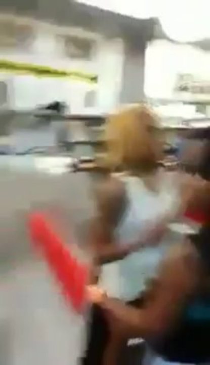 Brawl In Memphis_ Girls Scrap In iHOP While One Girl Pretend