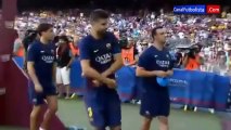 Ce gamin récupère le maillot de Piqué, joueur de foot de Barcelone! chanceux!