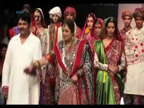 Kirron Kher does a jig at Lakme Fashion Week