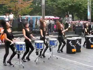 Drumcat Street Performance - des jolies filles qui défoncent tout en percussions!