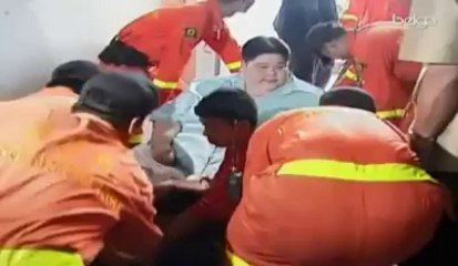 Une femme obèse emmenée à l'hôpital par grue