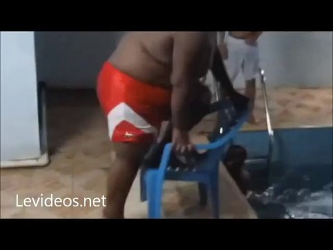Il saute dans une piscine et s'éclate au bord : Gros Fail!