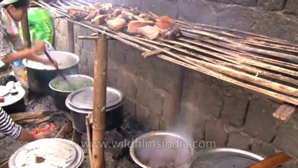 Video herunterladen: Nagaland-hornbill festival-woman cooking