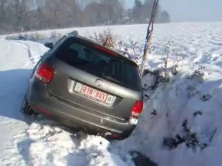 Mouscron: Dépannage d’une voiture dans un fossé en vidéo