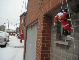 Le facteur père Noël dans la neige