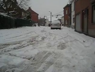 Le facteur père Noël dans la neige