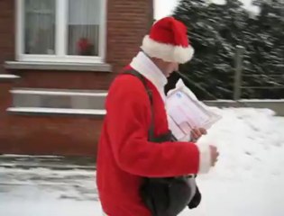 Le facteur père Noël dans la neige
