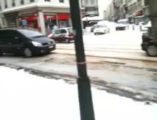 Un camion de sel bloqué rue Royale