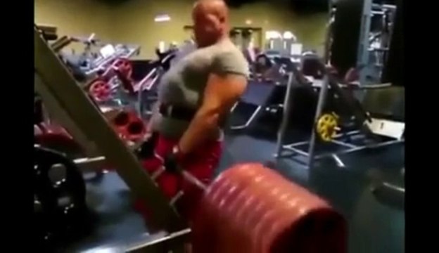 Musculation la technique du pigeon. Le gars est ridicule!