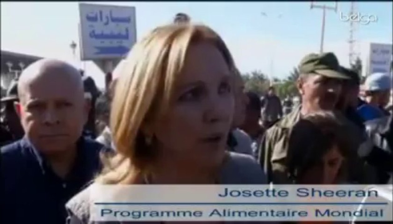 Une foule de milliers de personnes à la frontiè...