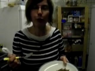 Aurélie Bouchat, journaliste, teste la cuisine d'insectes