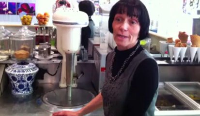 Françoise Gaspard explique le procédé de fabrication des ses glaces et granités