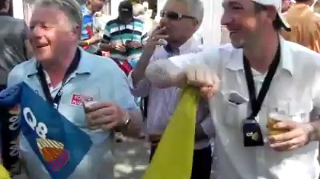 Flèche Wallonne 2011, défi drapeau wallon agité par des Flamands