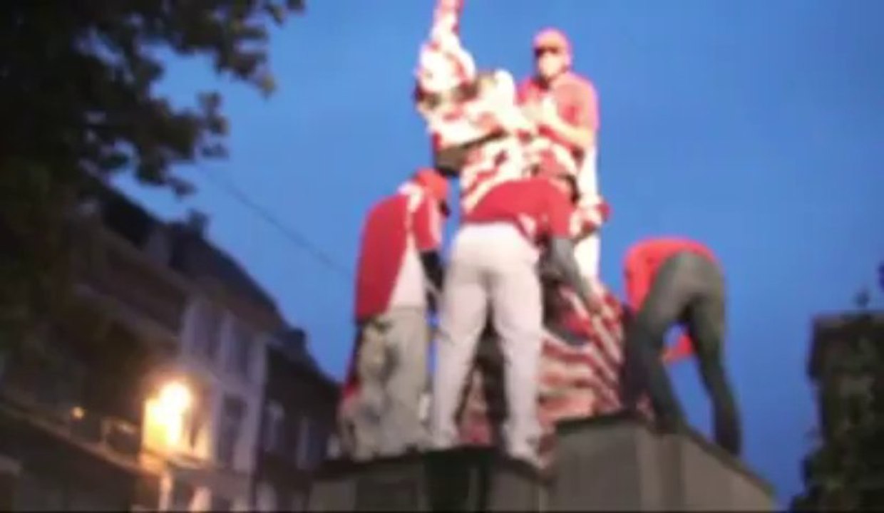 Liège: les supporters du Standard emballent aussi Tchantchès!
