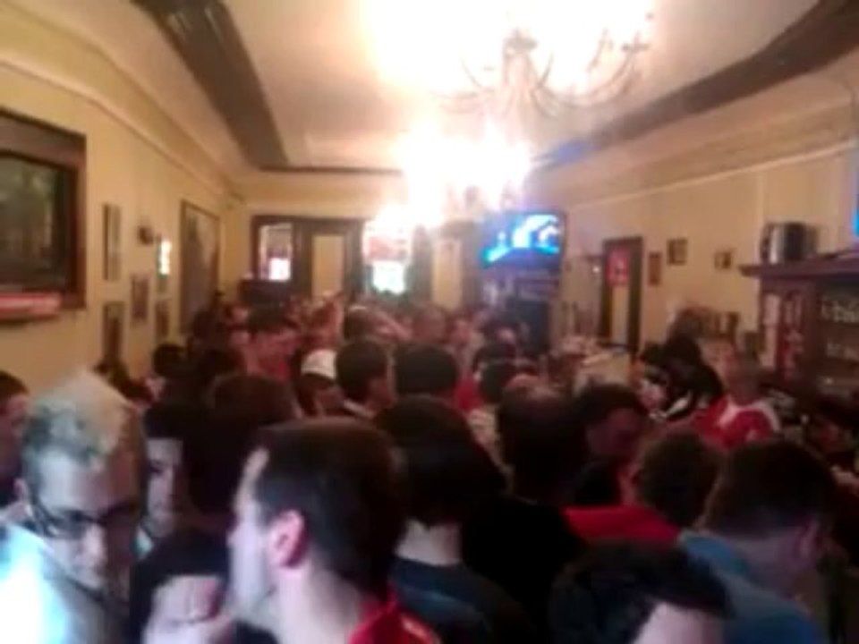Ambiance "Café de la Paix" à Arlon pendant le match Genk-Standard