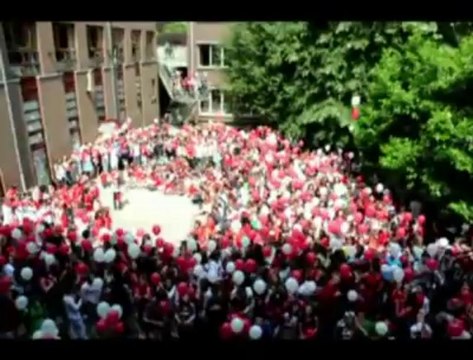 Laché de ballons rouges et blancs à l'école sainte Véronique de Liège
