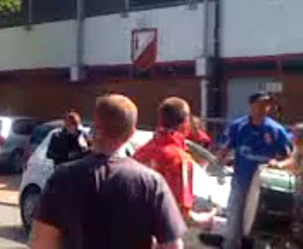 Waasland-Mons: les supporters fêtent le départ des joueurs