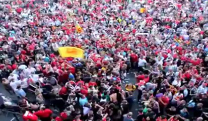Les supporters attendent l'arrivee des joueurs sur la Grand-Place