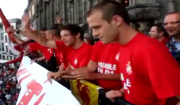 La place de Mons s'enflamme au rythme des chants de supporters