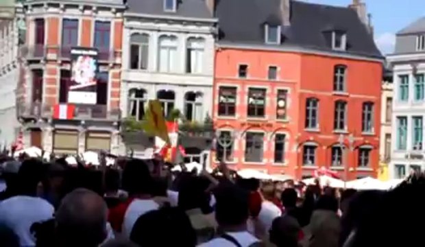 Euphorie sur la Grand-Place de Mons après le second but montois