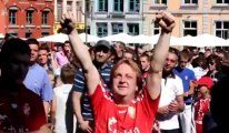 Les supporters du RAEC célèbrent le premier but montois sur la Grand-Place