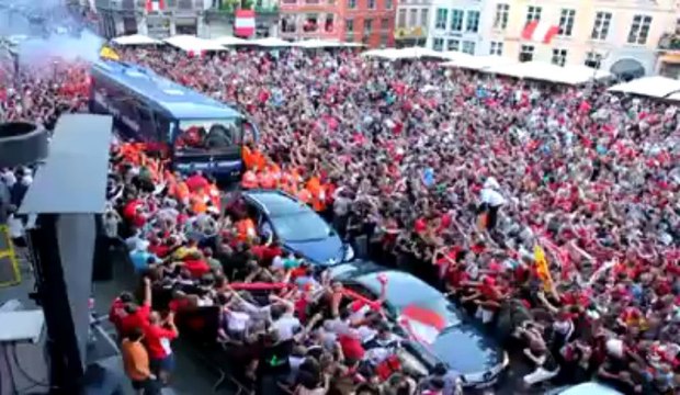 Mons: apparition du car des joueurs du RAEC sur la Grand-Place